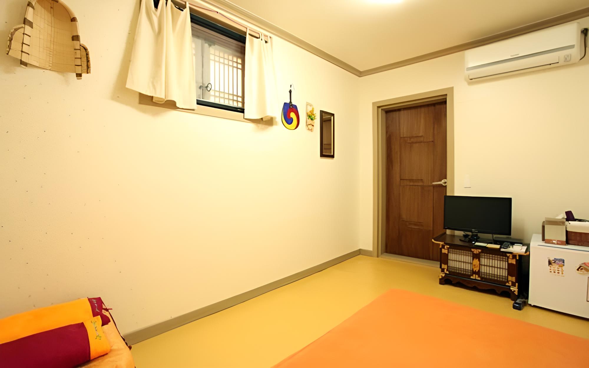 Room (Marquise)
