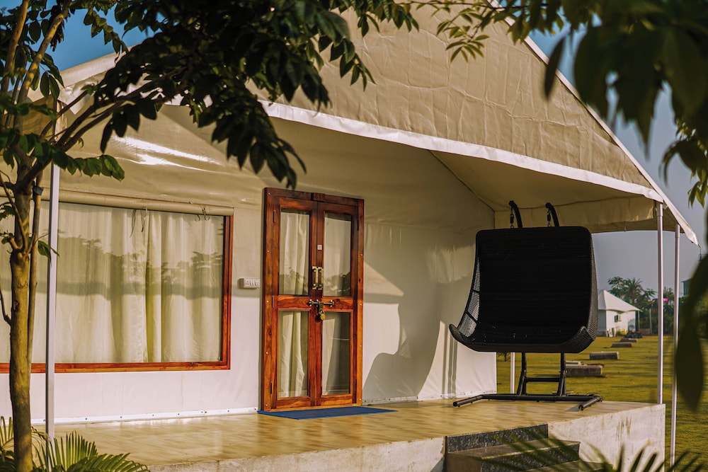 MEDIUM TENT COTTAGE WITH LAKE AND HILL VIEW