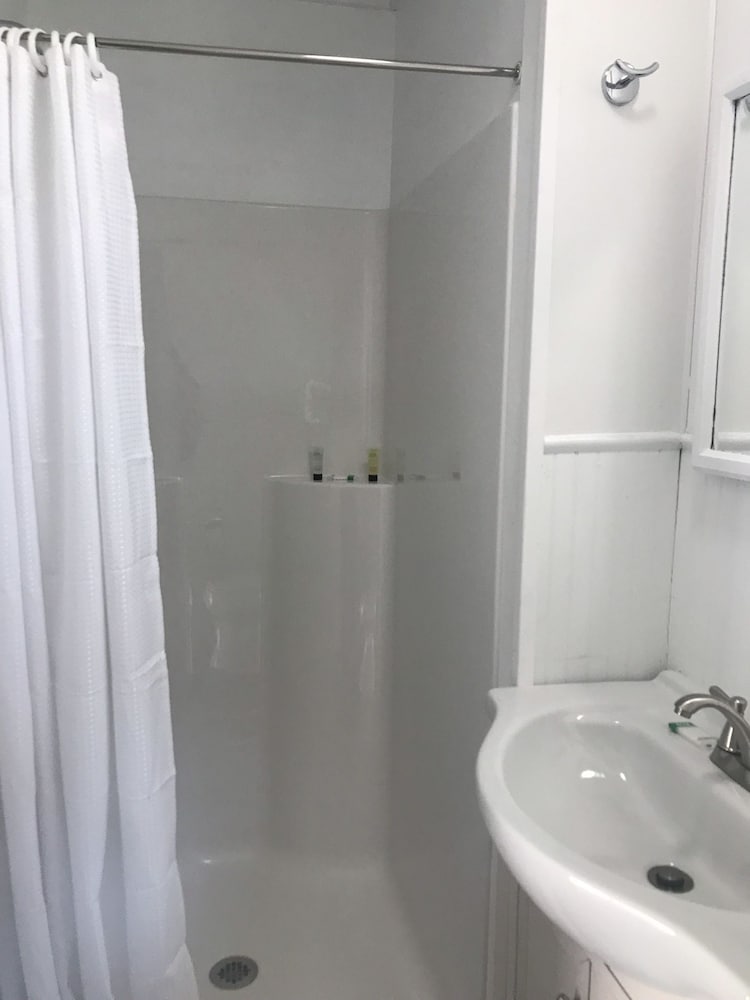 Cabin, 2 Bedrooms, Non Smoking, Refrigerator & Microwave photo 3