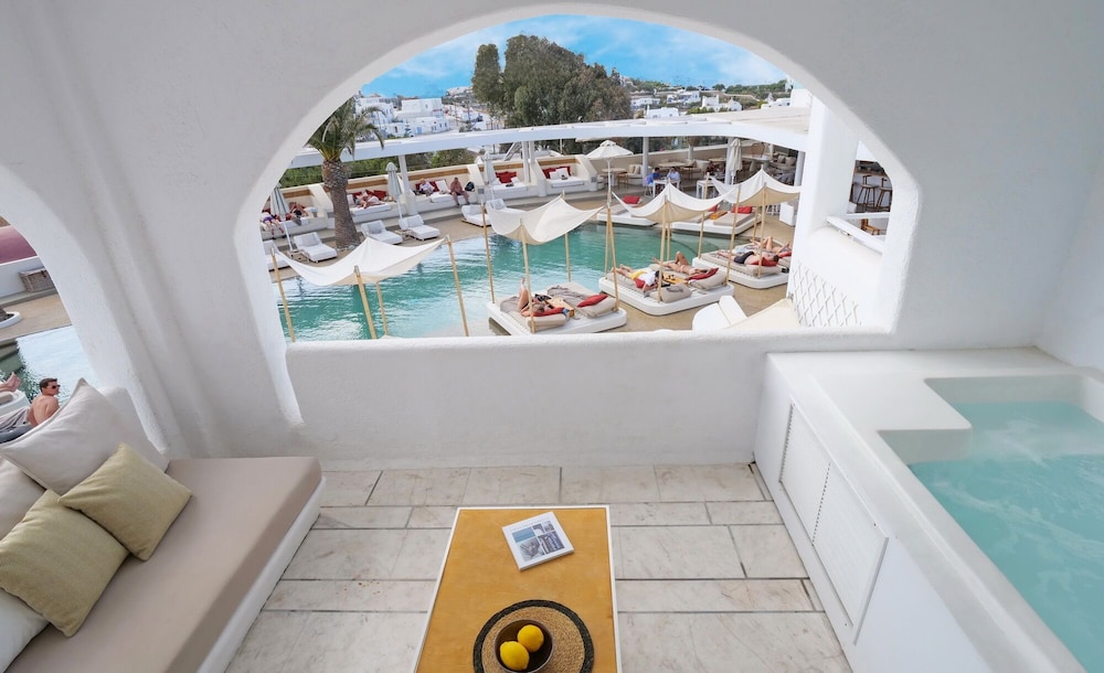 Junior Suite, Hot Tub, Pool View photo 3