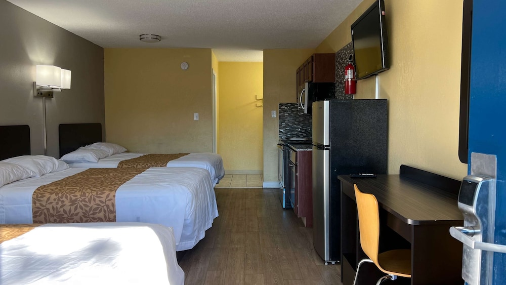 Standard Room, Multiple Beds, Non Smoking, Kitchenette photo 1