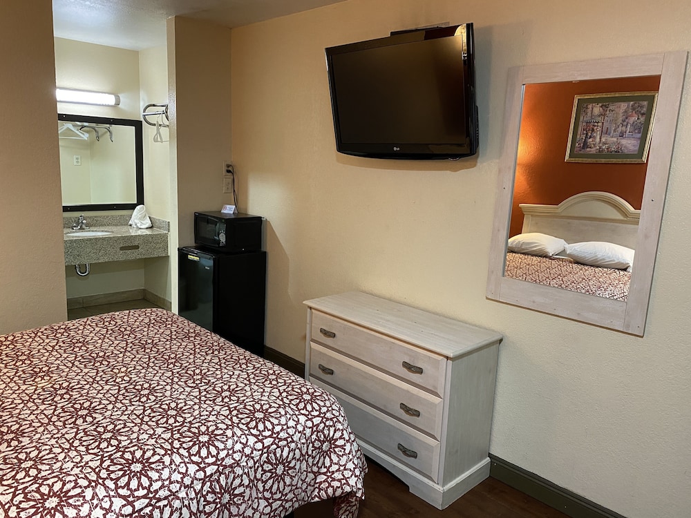 Standard Room, 1 Queen Bed photo 2