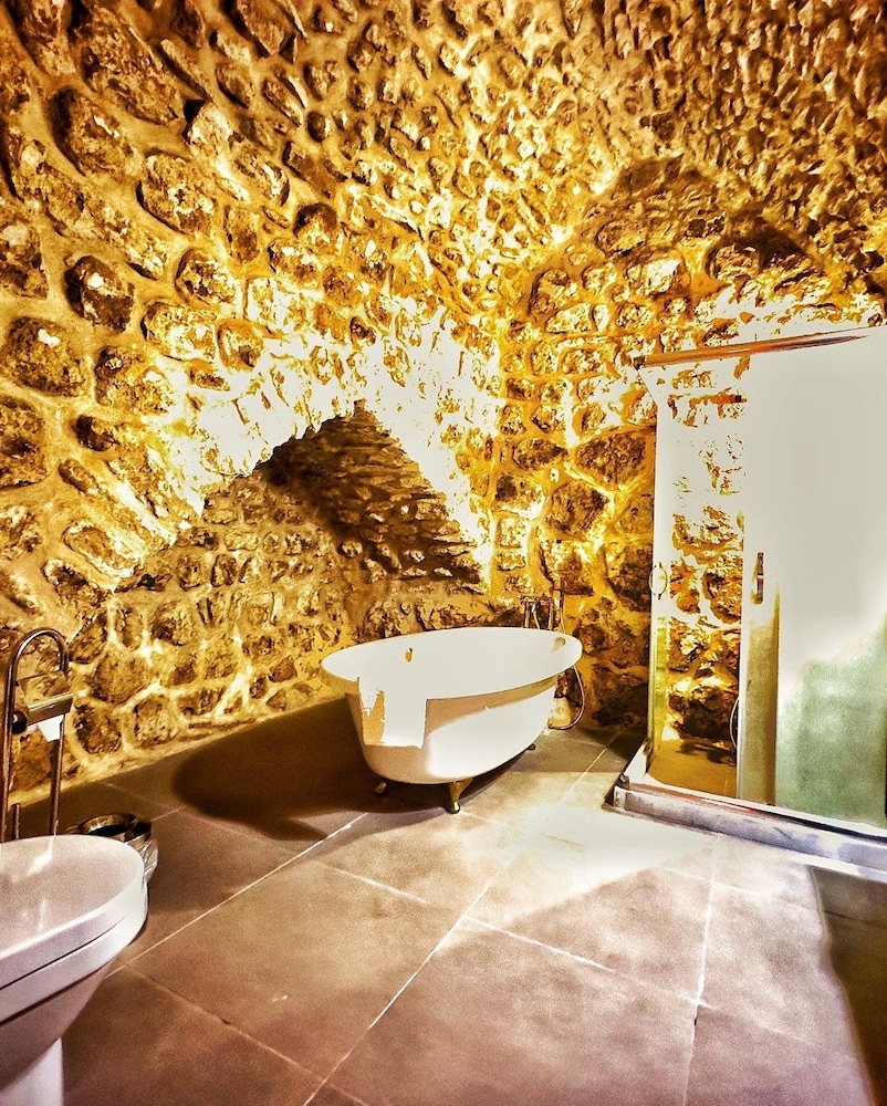 Deluxe Room, Bathtub, Courtyard View - Photo 4