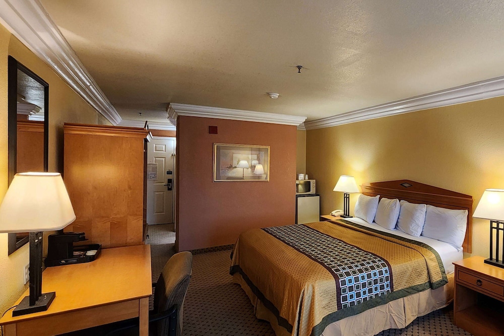 Room, 1 King Bed, Non Smoking - Photo 1