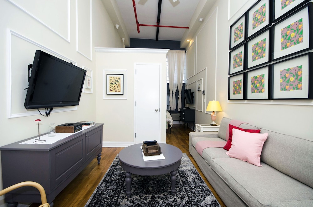 Premium Suite, 1 Queen Bed with Sofa bed - Photo 6