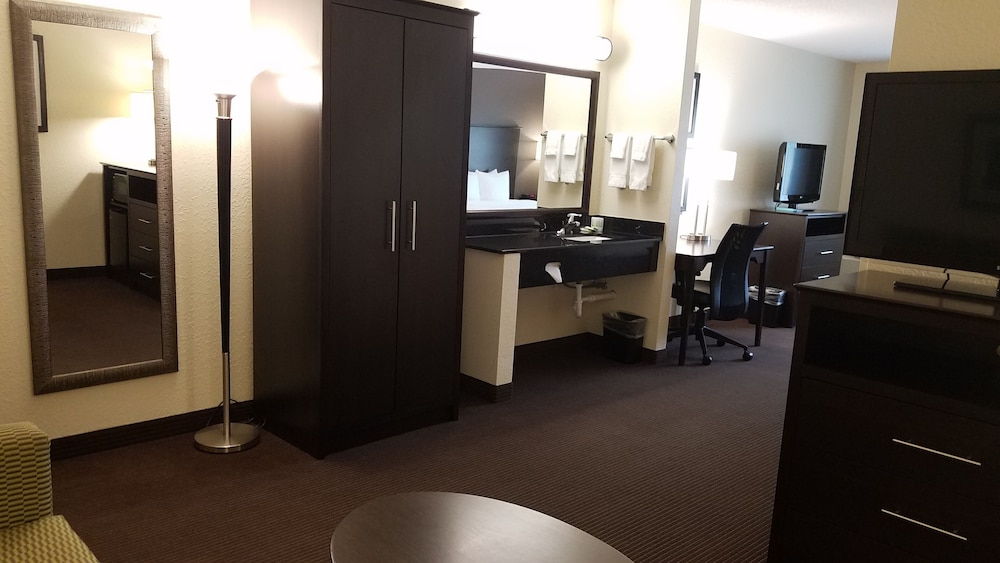 Superior Suite, 1 King Bed, Non Smoking - Photo 6