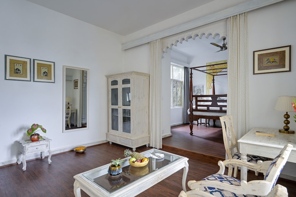 Elephanta Lake view suite with balcony - Photo 3