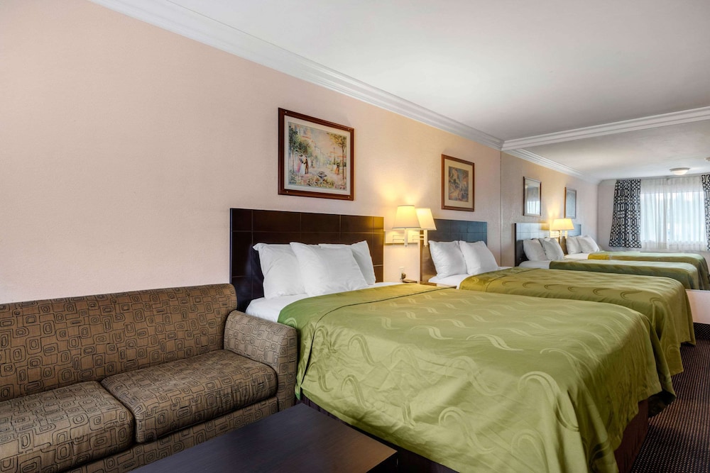 Room, 2 Double Beds - Photo 4