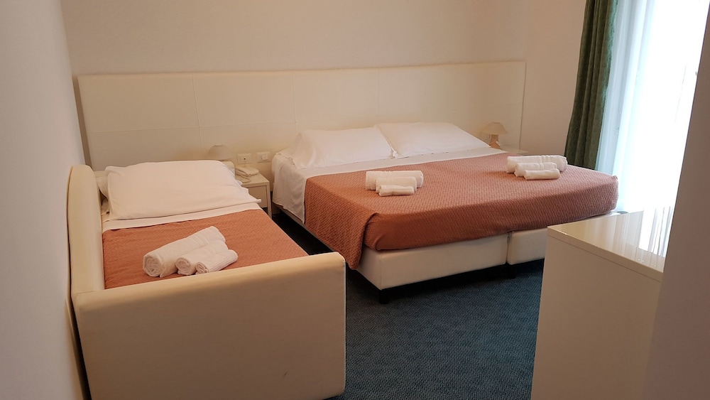 Executive Quadruple Room photo 2
