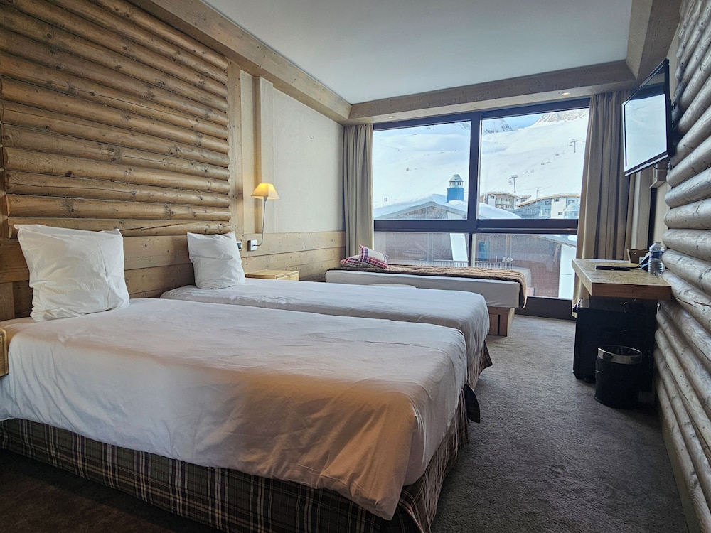 Superior Triple Room, Non Smoking, Mountain View photo 3