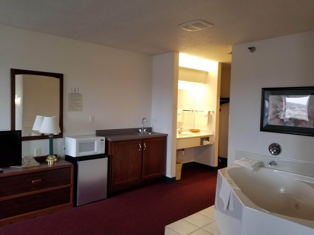 Deluxe Room, 1 King Bed, Non Smoking, Jetted Tub photo 3