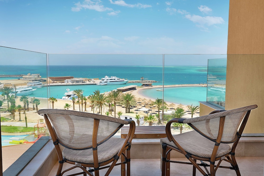 Superior Room, 1 King Bed, Balcony, Sea View (View) - Photo 4