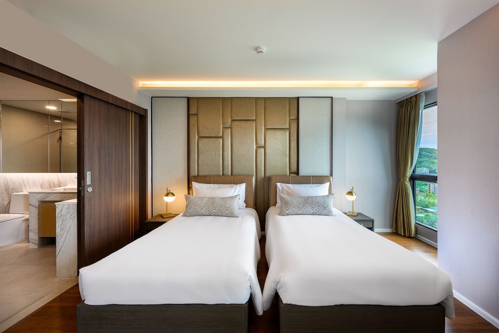 Deluxe Ocean View - Photo 16