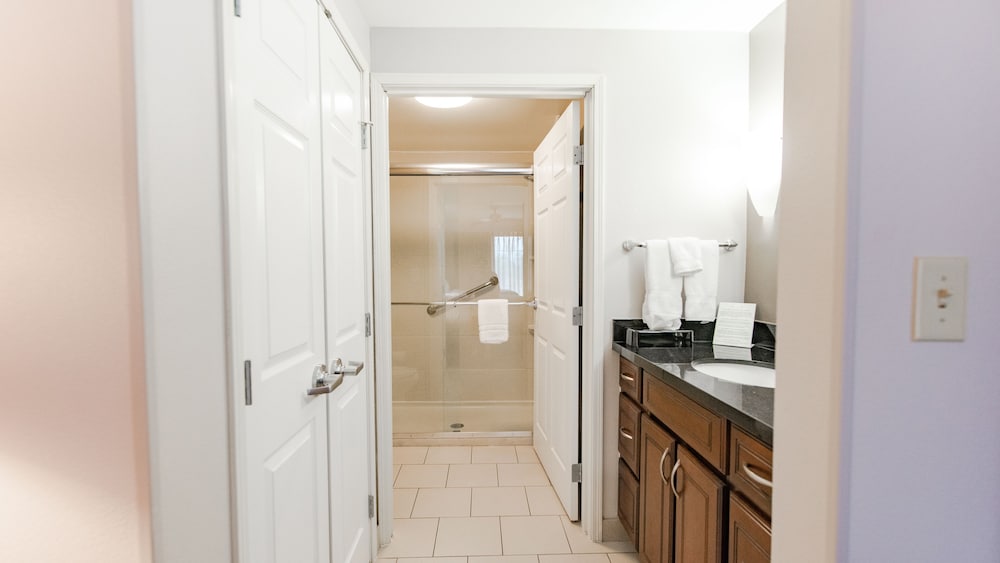 Suite, 2 Bedrooms, Kitchen (Roll-In Shower) photo 3