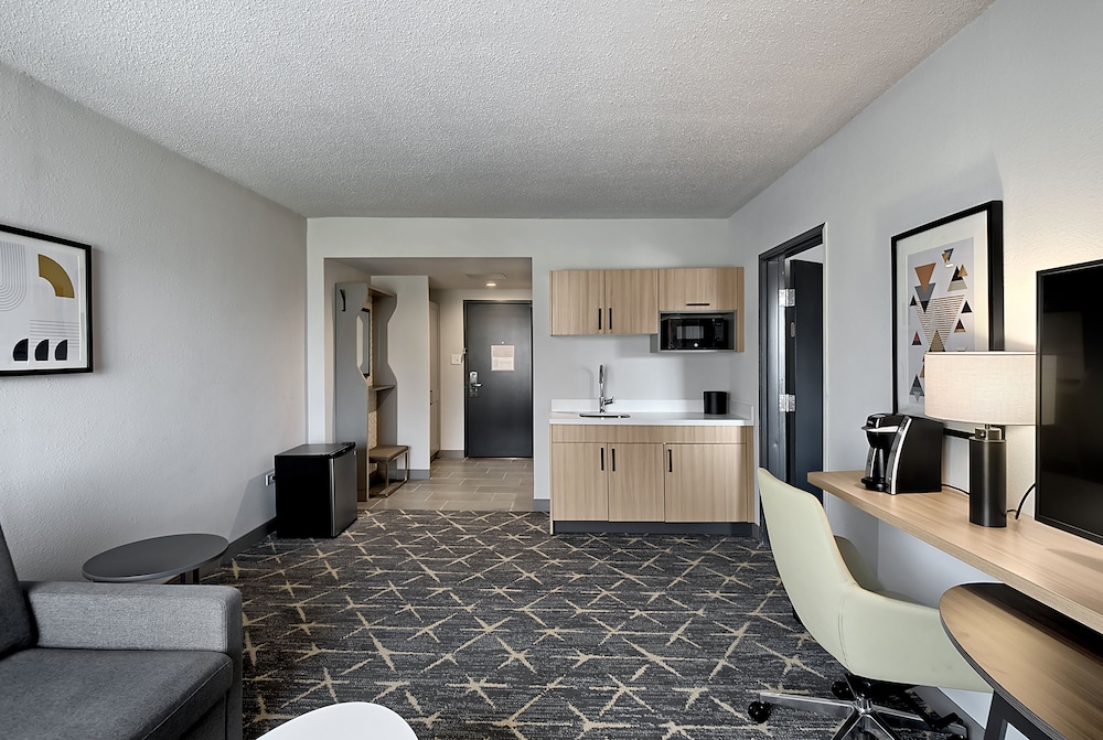Suite, 1 King Bed, Mobility Accessible (Accessible Tub) - Photo 2