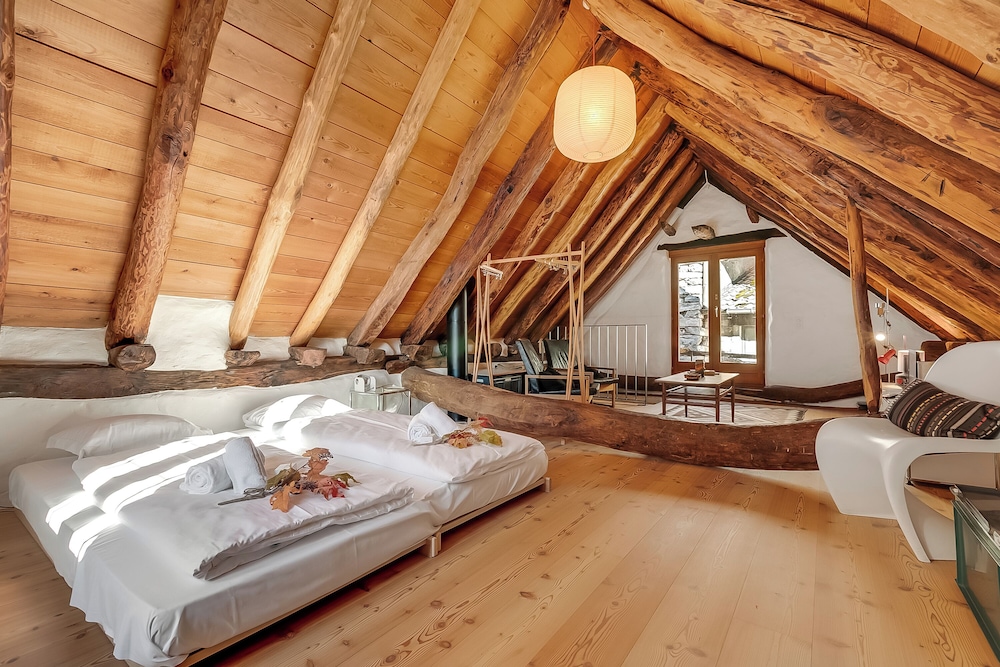 Family Chalet, Multiple Bedrooms, Mountainside (Rustico Over The Bridge Verzasca 1)