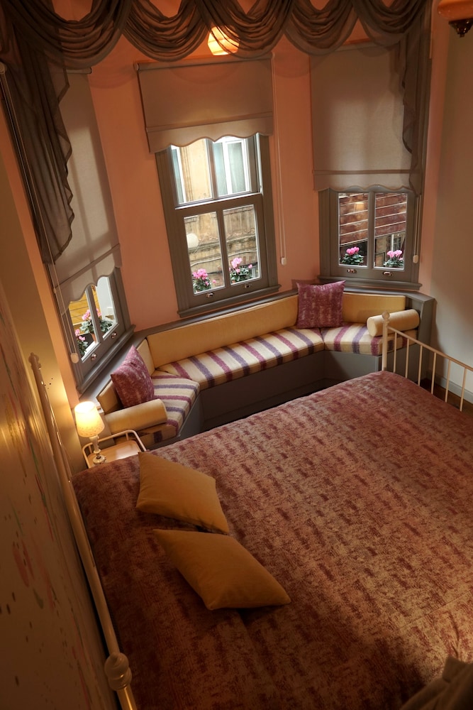 Pink Judas Tree Room photo 1