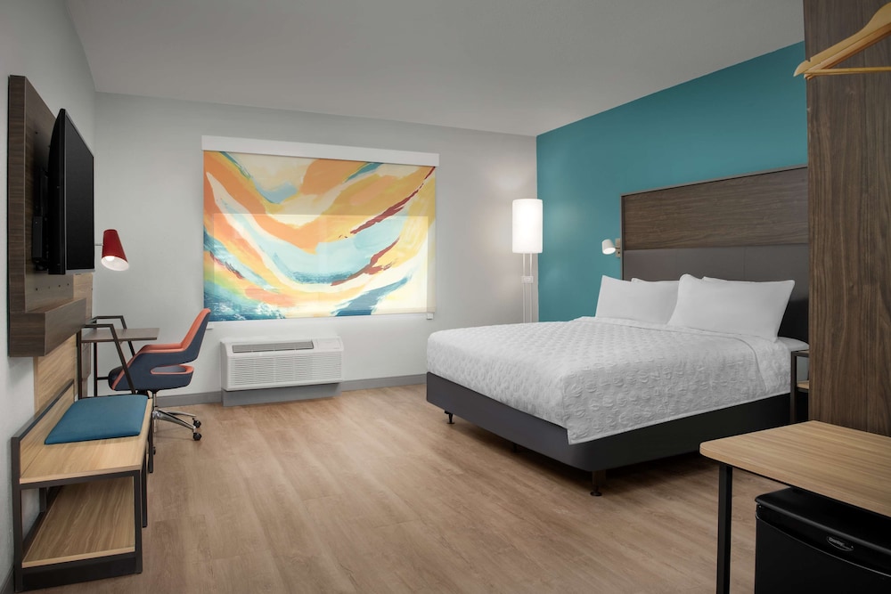 Room, 1 King Bed, Accessible (Mobility, Hearing, Roll-In Shower)