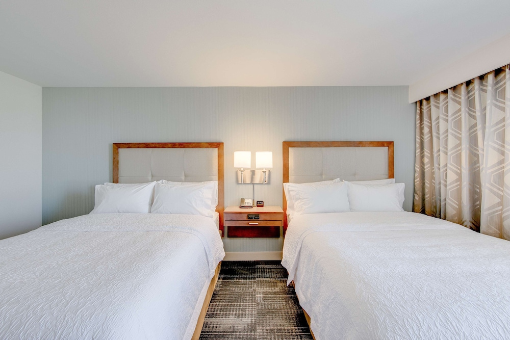 Room, 2 Queen Beds, Non Smoking, Refrigerator photo 3
