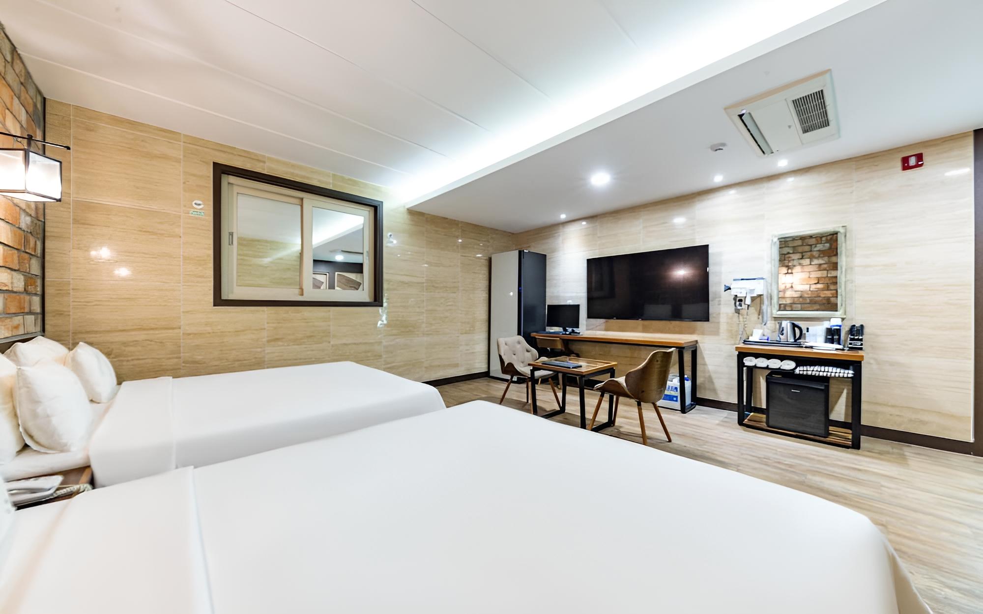 Room (TWIN (PC Double + Double Bed Netflix ) - Photo 10