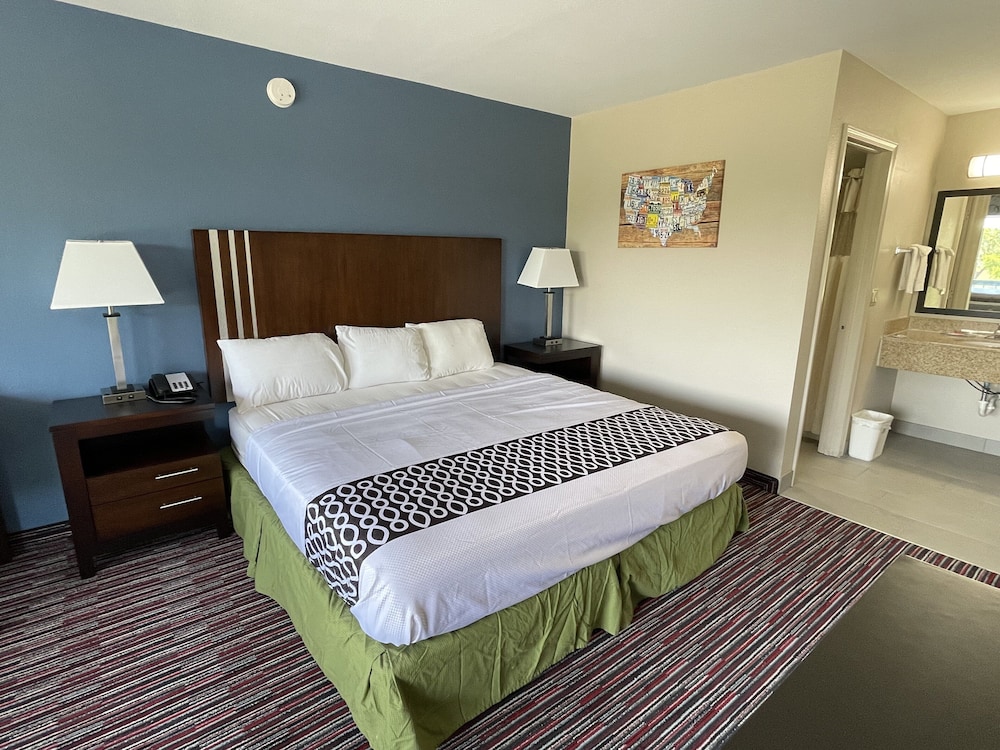 Standard Room, 1 King Bed, Non Smoking - Photo 3