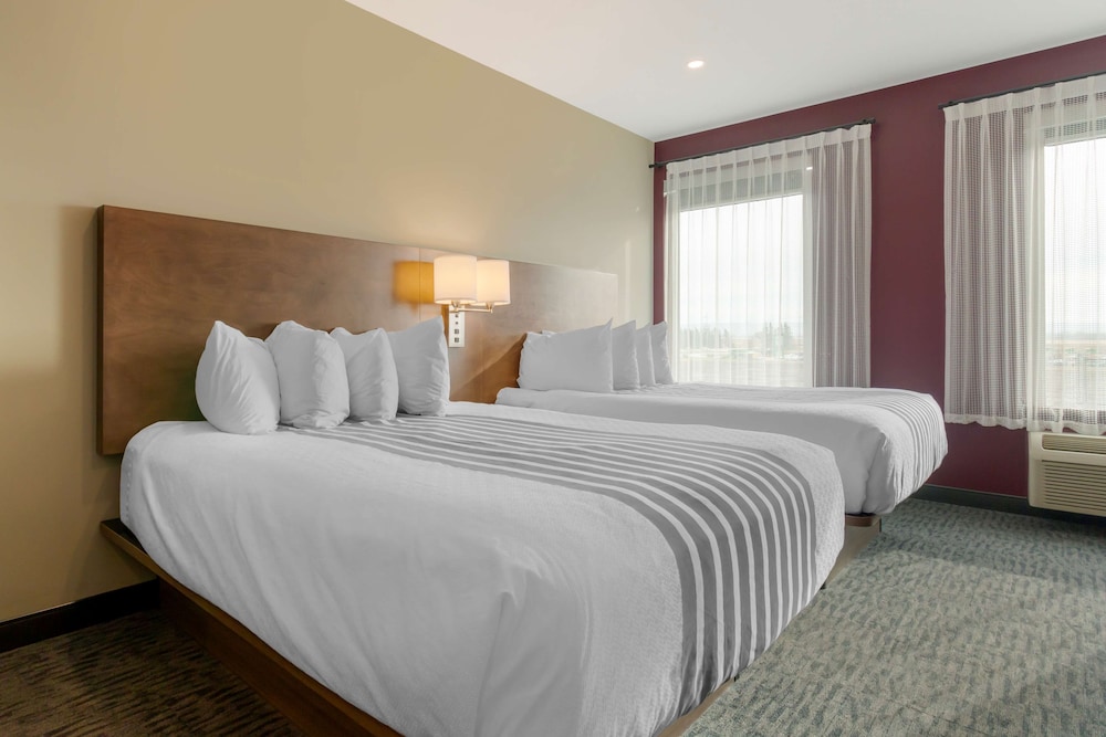 Suite, 2 Queen Beds, Non Smoking, Refrigerator & Microwave (with Sofabed) - Photo 3
