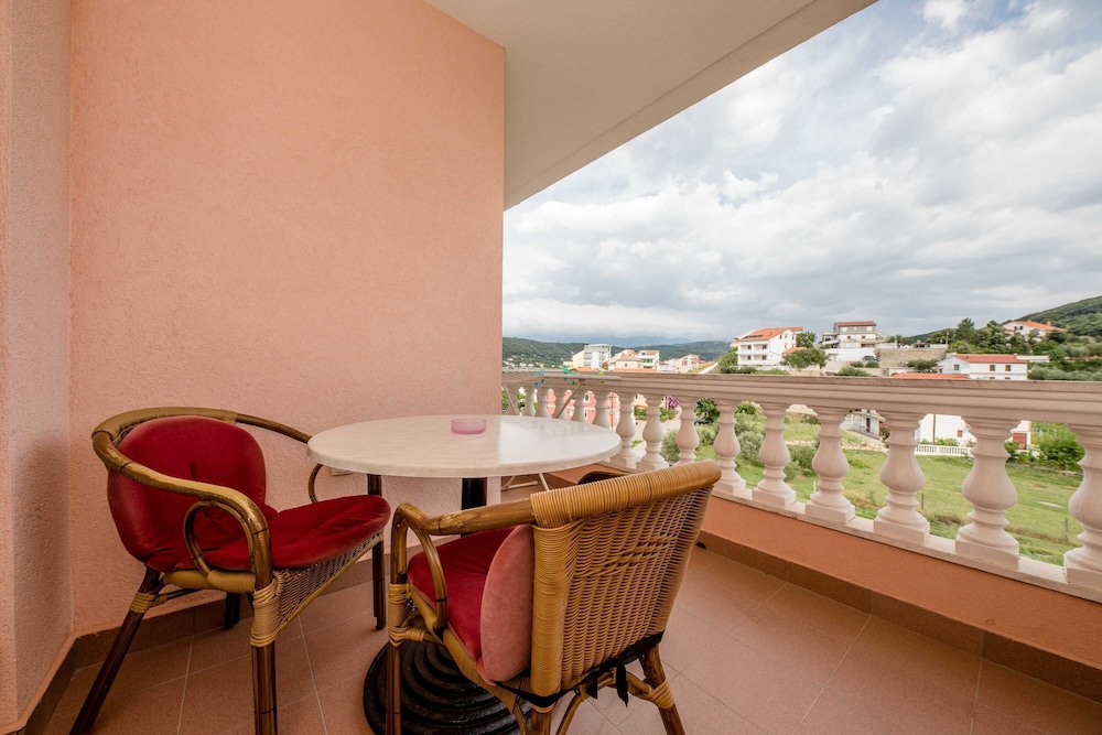 Double Room (Double Room with Balcony and Sea View)
