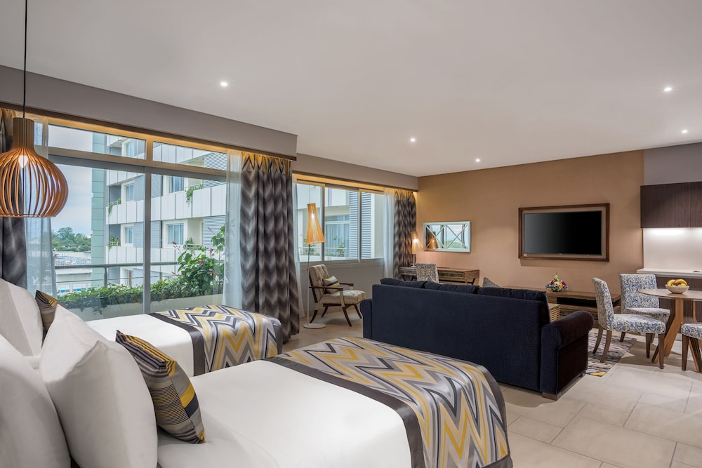 Executive Suite, 2 Twin Beds, Kitchenette - Photo 3