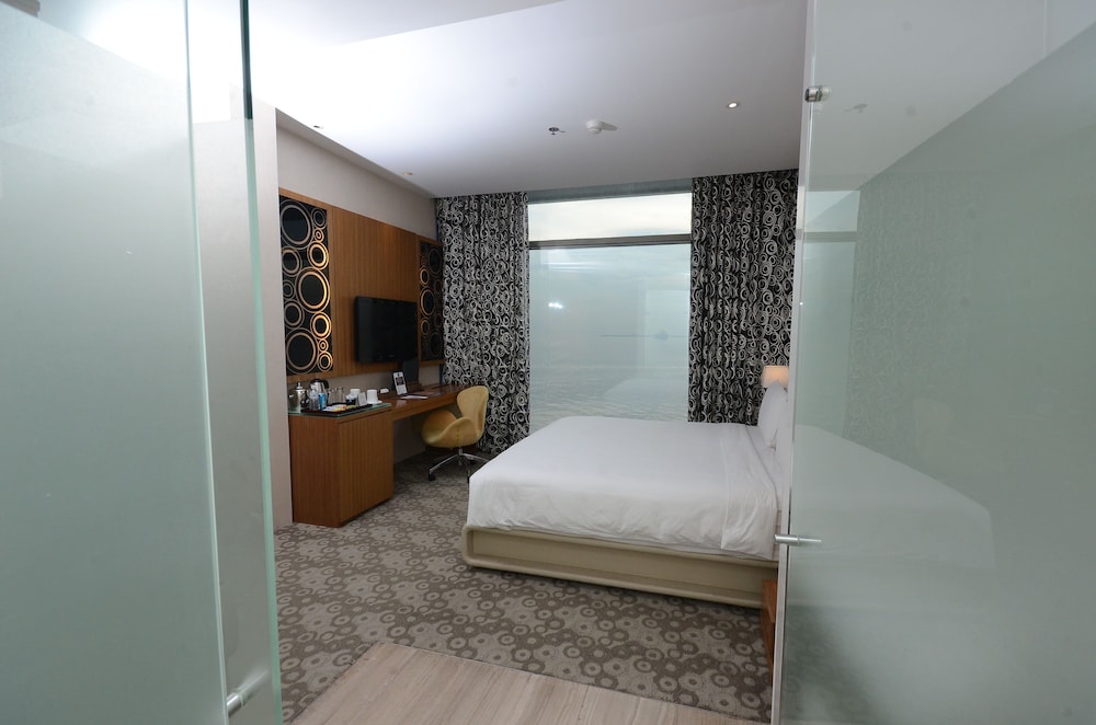 Bayview King Room - Photo 15