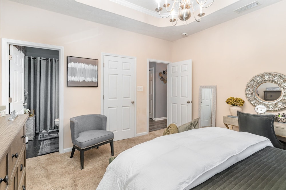 Stylish 2BR Townhome w Garage Patio Perfect for Stays or Assignments, Foto 21