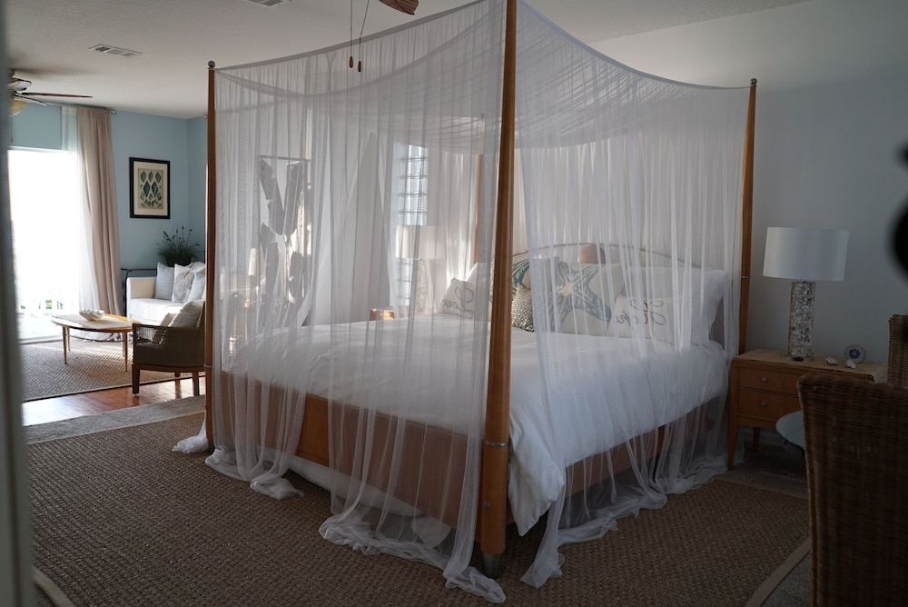 Suite, 1 King Bed, Non Smoking, Jetted Tub, Ocean Front (Balcony) photo 1