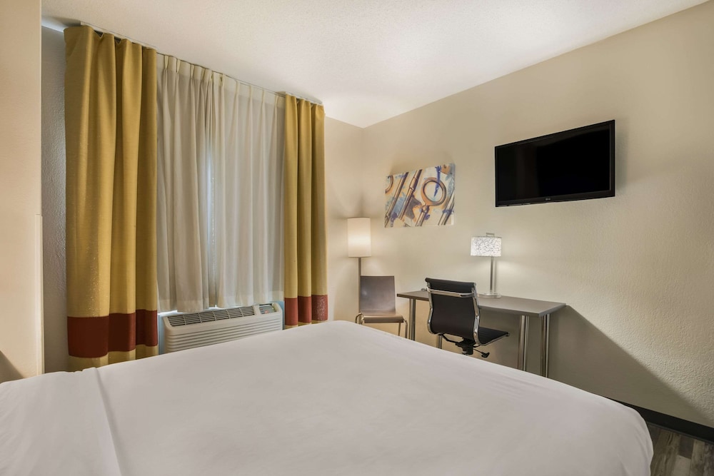 Room, 1 King Bed, Non Smoking (Efficiency) - Photo 3