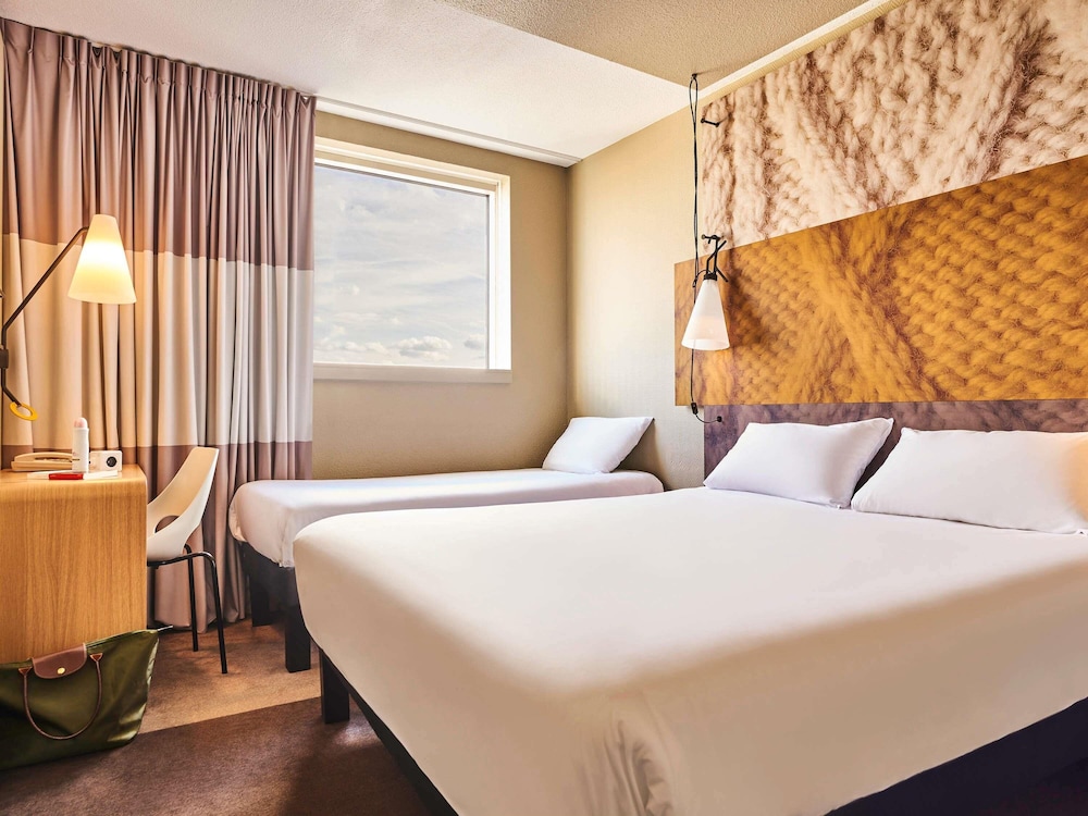 Standard Room with 1 double bed and 1 single bed photo 3