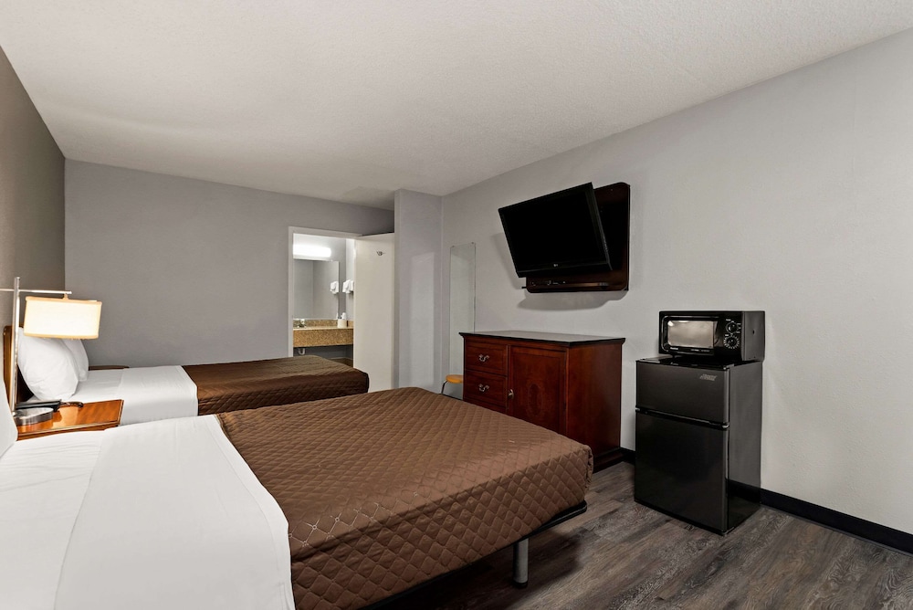 Standard Room, 2 Double Beds, Smoking - Photo 1