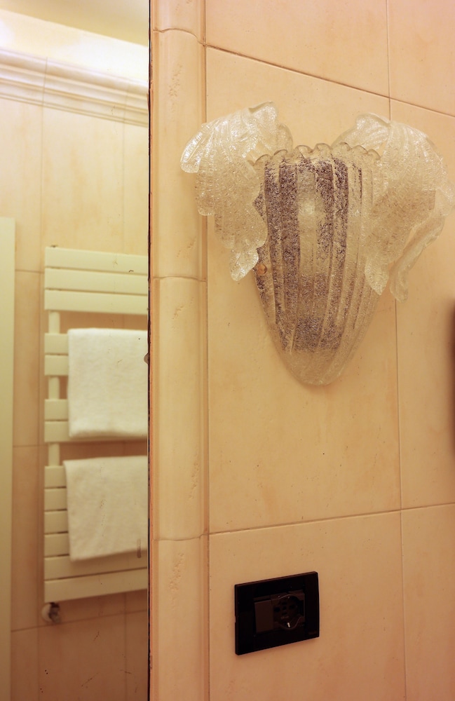 Double Room Single Use thumbnail 5