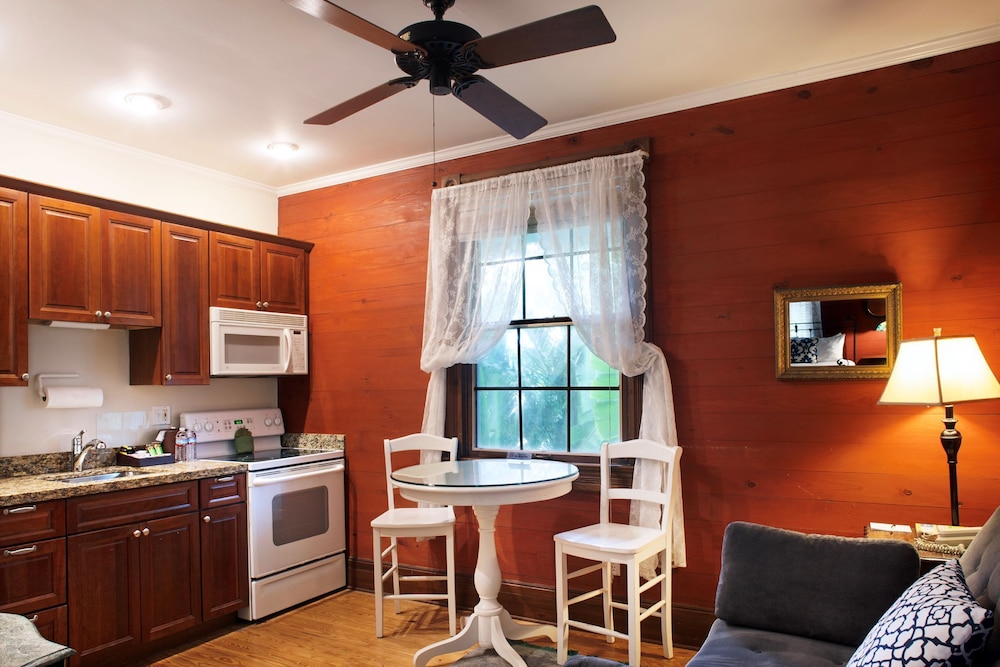 Island City House Queen Suite w/ Porch photo 2