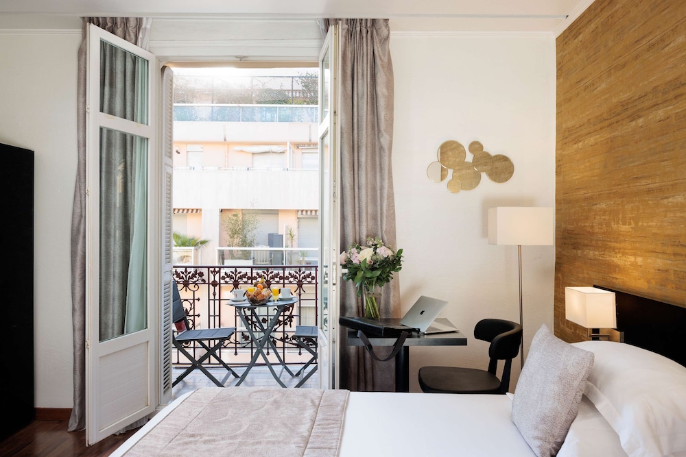 Deluxe Room, 1 King Bed, Non Smoking, Balcony (Twin bed on request) - Photo 17