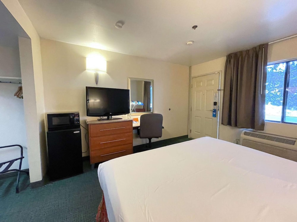 Standard Suite, 1 King Bed, Non Smoking - Photo 4