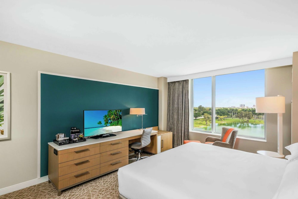 Room, 1 King Bed, Accessible, Bathtub - Photo 1