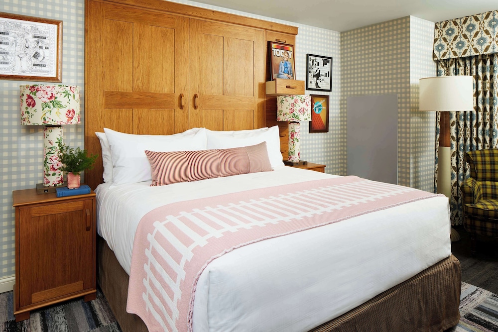 Room, 1 King Bed (Roll-In Shower) photo 2