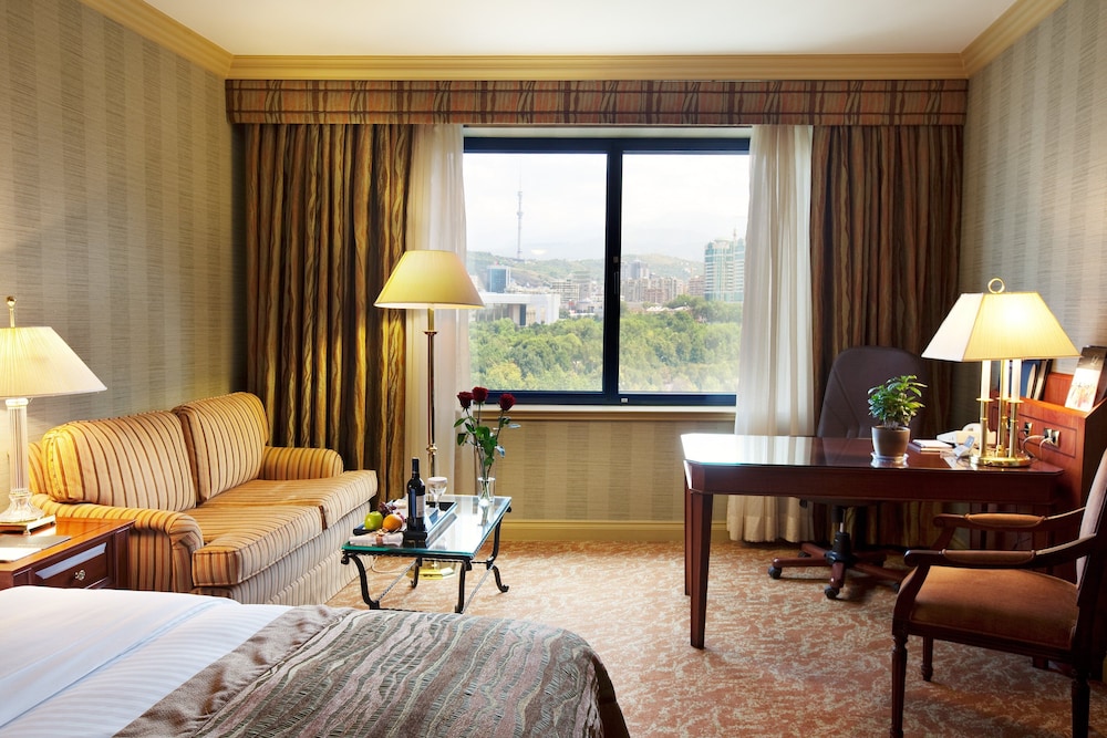 Grand Suite, 1 King Bed photo 3