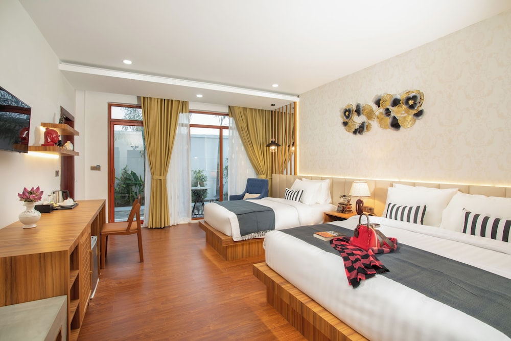 Junior Queen Suite with Balcony