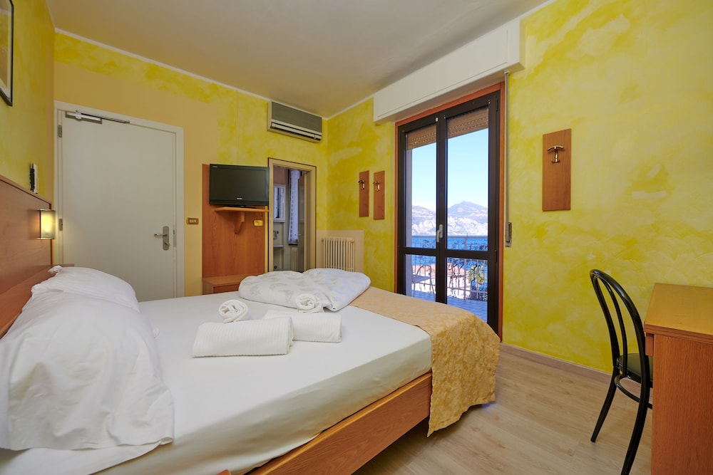 Economy Quadruple Room, 1 Bedroom, Balcony (Lake View or Mountain Side) photo 3