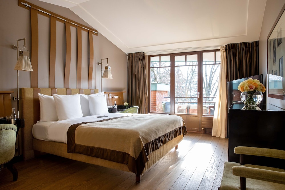 Deluxe Room, 1 King Bed, Lake View - Photo 1
