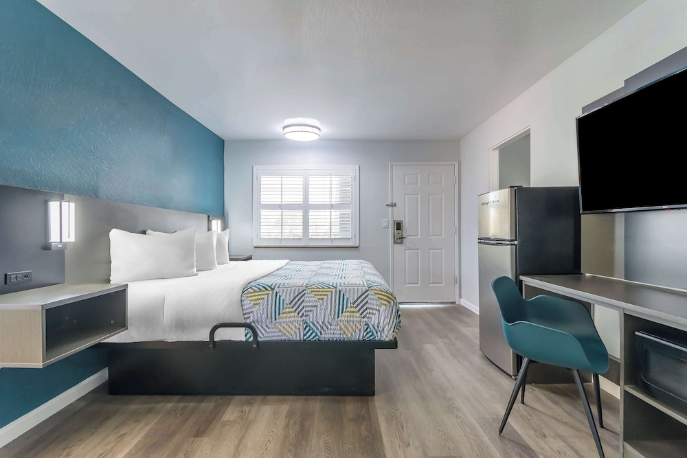 Standard Room, 1 King Bed, Non Smoking, Kitchenette - Photo 1