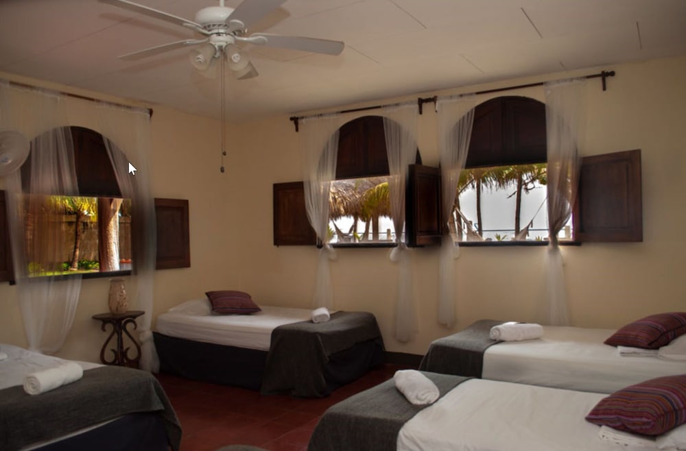 Family Room, Multiple Beds, Non Smoking, Private Bathroom photo 1