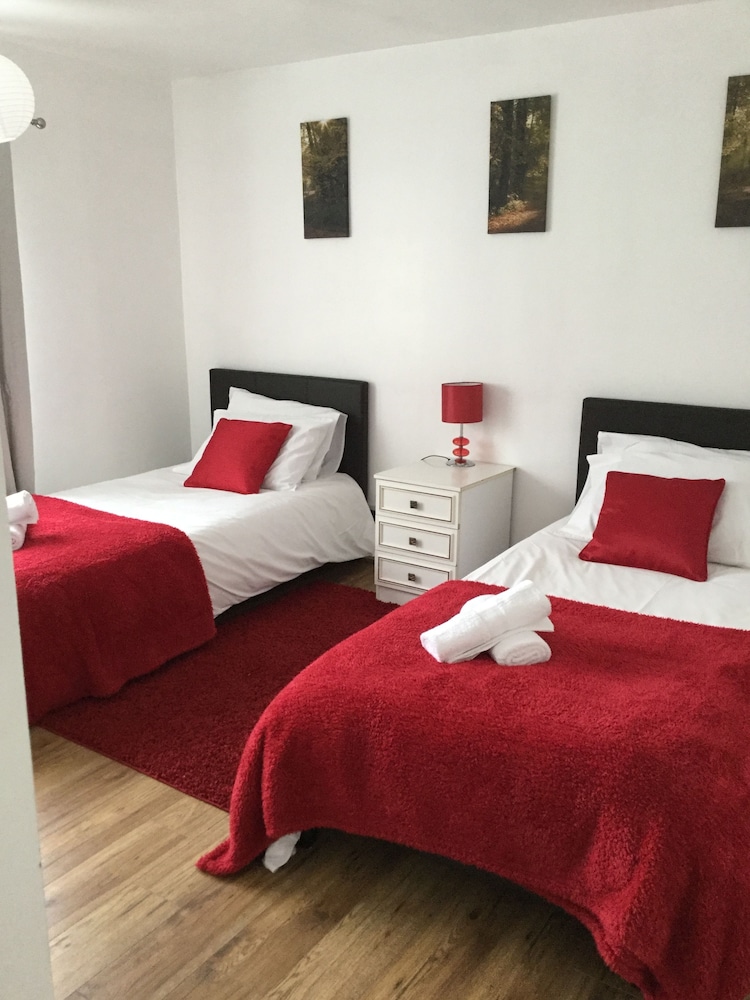 House, 4 Bedrooms photo 2