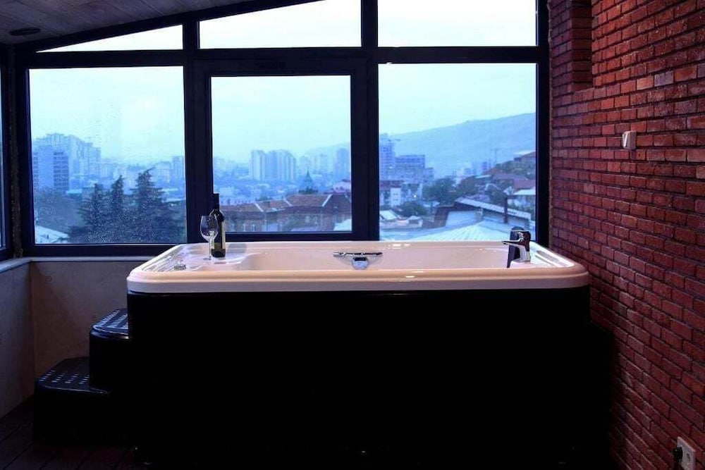 Signature Room, Hot Tub, River View