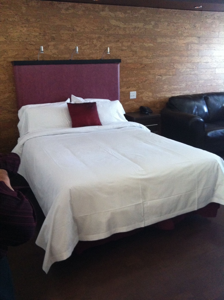 Standard Room, 1 King Bed photo 3
