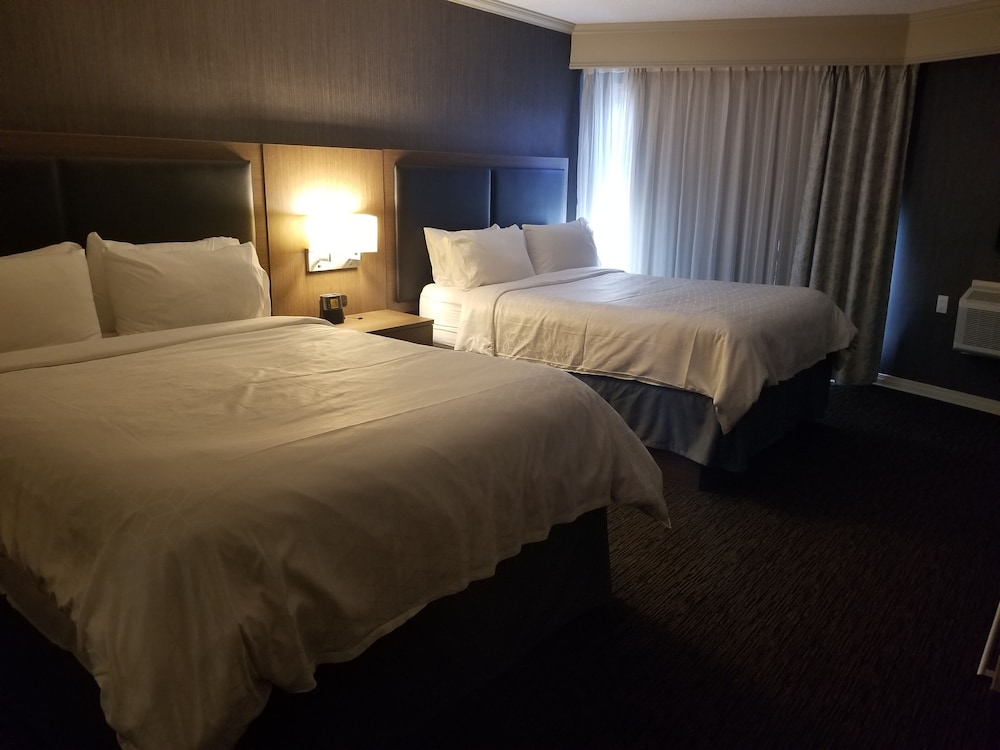 Standard Room, 2 Queen Beds, Balcony photo 3